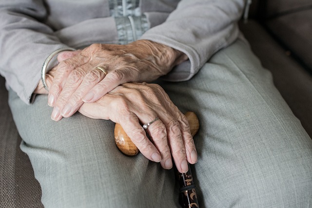 emerytura w polsce ile wnosi wiek emerytalny komu sie nalezy