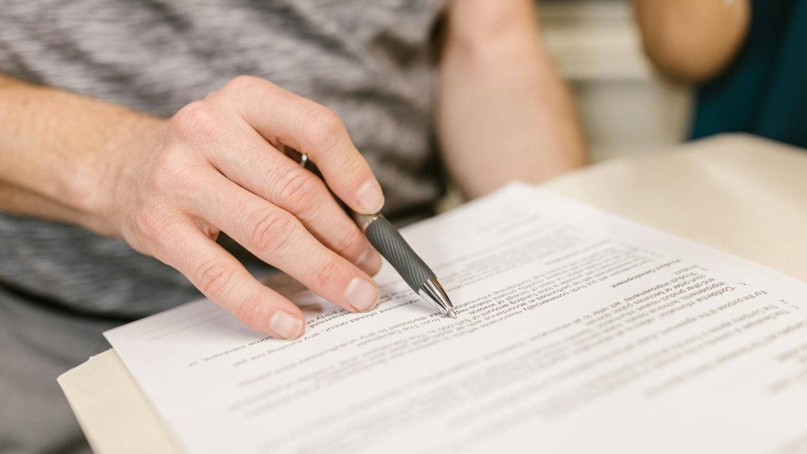 Jak czytać i rozumieć umowy ubezpieczeniowe oraz warunki inwestycji – poradnik dla świadomych klientów