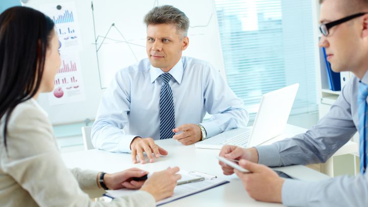 W jaki sposób profesjonalne wsparcie doradcy pomaga reagować na kryzysy gospodarcze?