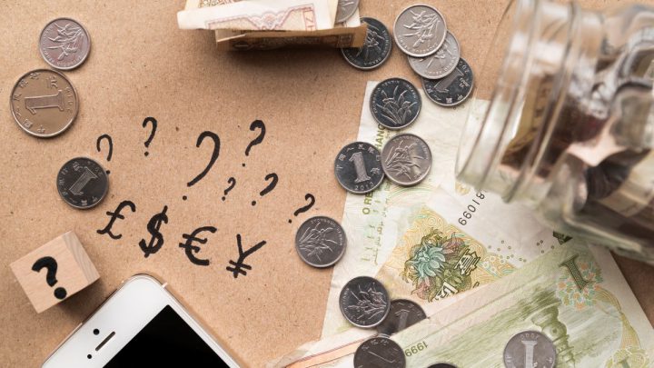 Zachowania konsumentów i psychologia finansowa – jak otoczenie kształtuje nasze decyzje pieniężne?